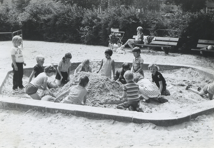 502899 Afbeelding kinderen in de zandbak in het Park Oog in Al te Utrecht.